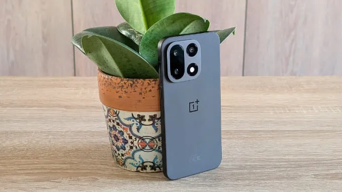 OnePlus 15 là mẫu flagship nổi bật dành cho người dùng ưu tiên hiệu năng và thời lượng pin
