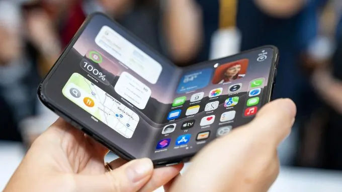 iPhone Duo mang đến không gian hiển thị 7.6 inch với tấm nền Super Retina XDR