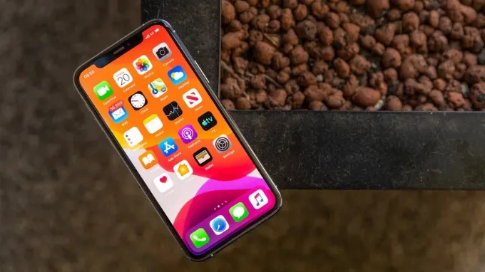 iPhone 11 Pro Max cũ vẫn trung thành với phong cách màn hình
