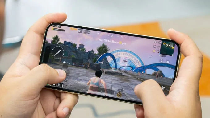 Màn hình 6.7 inch của iPhone 15 Plus đặc biệt phù hợp với những người thường xuyên xem phim, chơi game