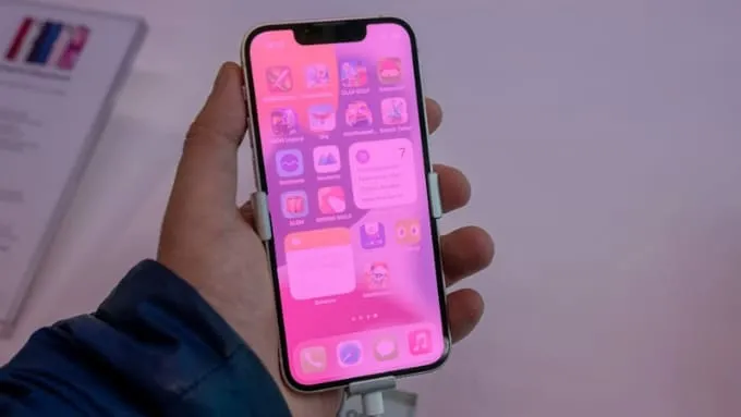 Màn hình iPhone bị lỗi màu là gì