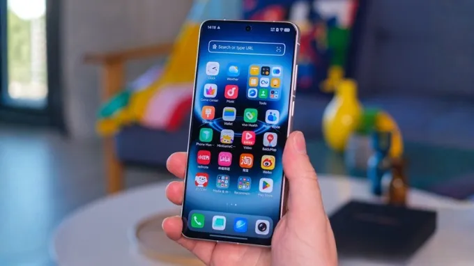 Vivo X300 Ultra cũng không hề kém cạnh khi trang bị cùng kích thước 6.82 inch