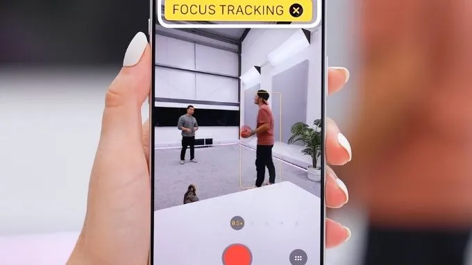 Mẹo theo dõi chủ thể bằng Tap to Track trên iPhone 18 Pro
