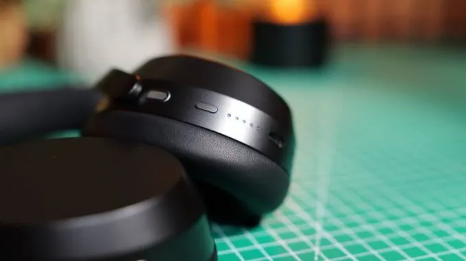 Cả hai mẫu headphone đều được thiết kế để phục vụ các cuộc gọi thoại