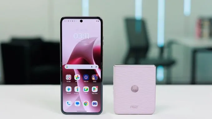Motorola Razr 2026 sở hữu màn hình ngoài 3.6 inch nằm bao quanh cụm camera