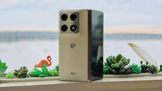 Motorola Razr Fold là mẫu smartphone gập dạng sách có thiết kế khá đặc biệt