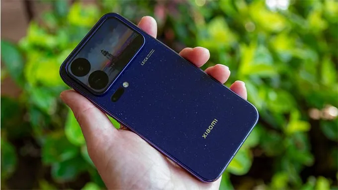 Xiaomi 18 Pro Max có một màn hình AMOLED 2,9 inch ở mặt lưng