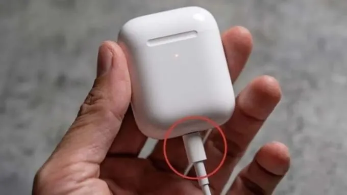 Nguyên nhân AirPods nháy đèn xanh liên tục