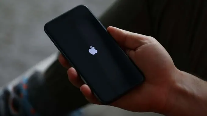 Nguyên nhân khiến iPhone khởi động lại liên tục