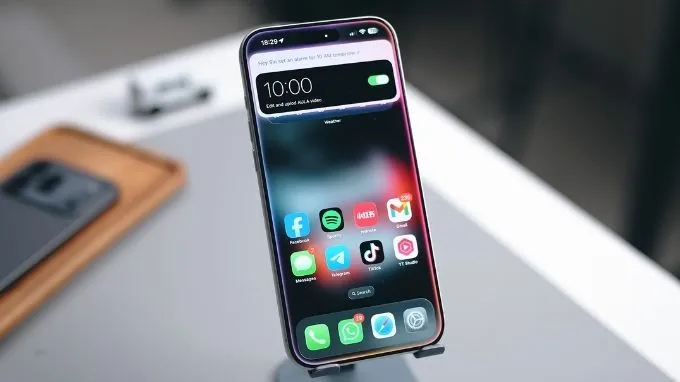 iPhone chạy phiên bản iOS mới nhất với Apple Intelligence