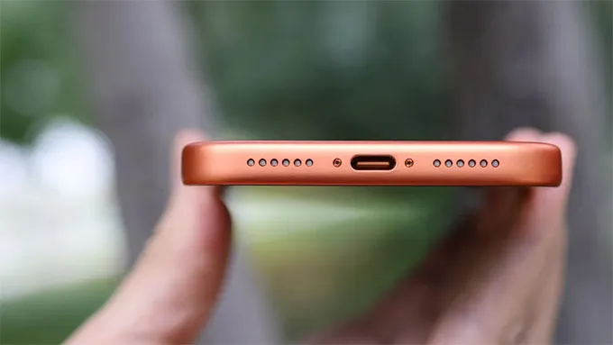 iPhone 17 Pro Max có pin 4.823 mAh, hỗ trợ sạc có dây USB-C tối đa 40W