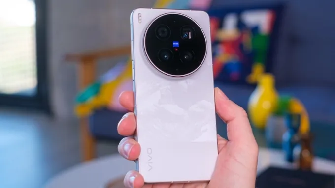 Vivo X300 Ultra sở hữu ngoại hình với kích thước 163 x 76.8 x 8.5 mm