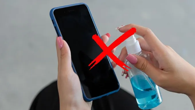 Sai lầm cần tránh khi vệ sinh màn hình điện thoại tại nhà