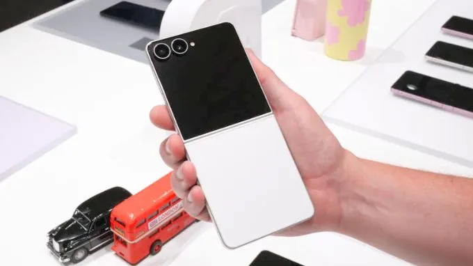 Samsung Galaxy Z Flip8 màu Trắng Cream