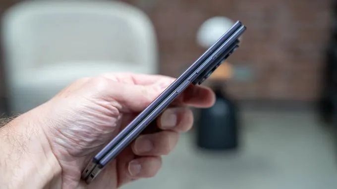 Galaxy Z Fold8 Ultra mỏng hơn nhưng vẫn giữ trọng lượng 215g