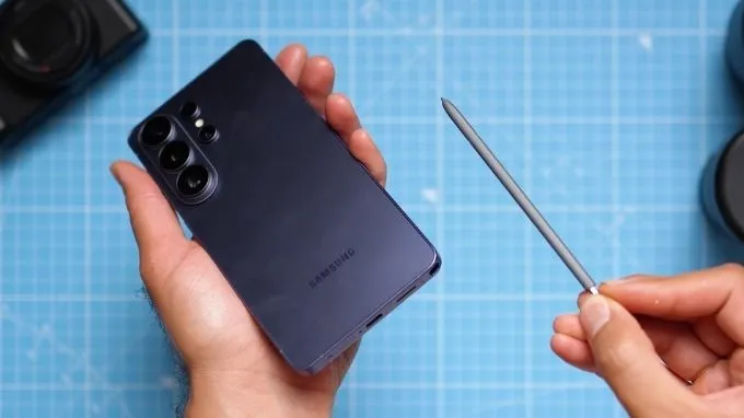 Galaxy S26 Ultra ghi điểm nhờ cây bút S Pen nằm gọn trong thân máy