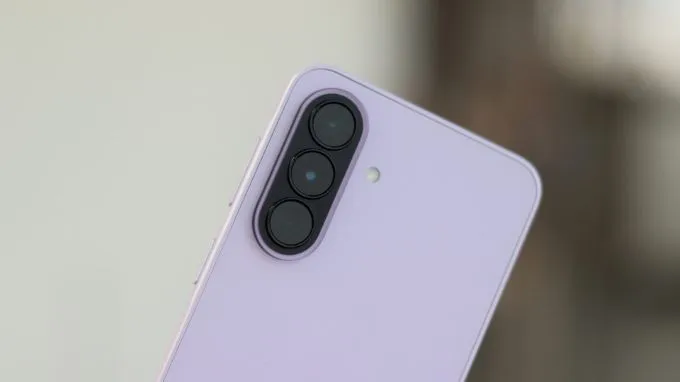 Galaxy A37 5G có phần nổi bật hơn khi được Samsung trang bị cụm ba camera sau