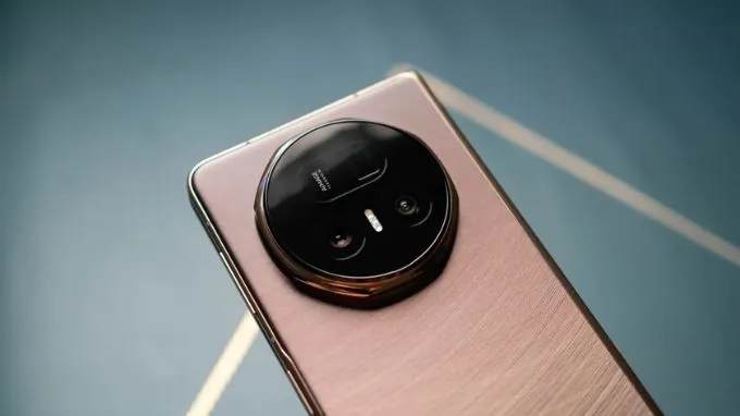 HONOR Magic V5 nổi bật với cụm 3 camera sau