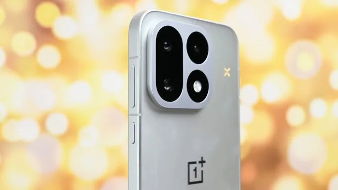 OnePlus 16 sử dụng cụm ba camera sau, gồm cảm biến chính 200MP