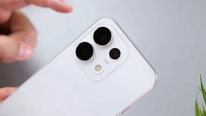 OPPO Reno16 F được trang bị cụm camera bao gồm cảm biến chính 50MP