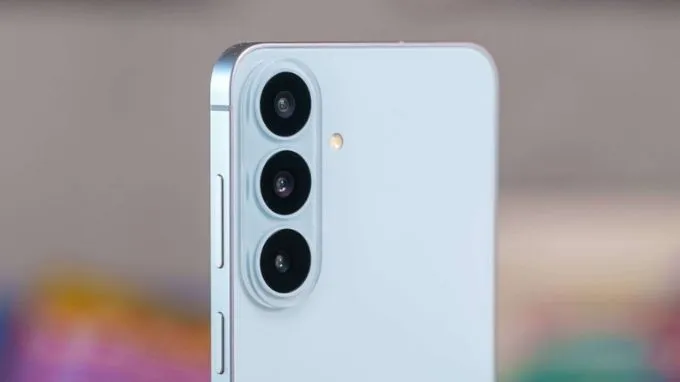 Galaxy S26 FE thể hiện sự linh hoạt tuyệt đối về mặt phần cứng nhờ sở hữu bộ 3 camera