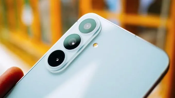 Galaxy S26 FE được trang bị hệ thống ba camera phía sau