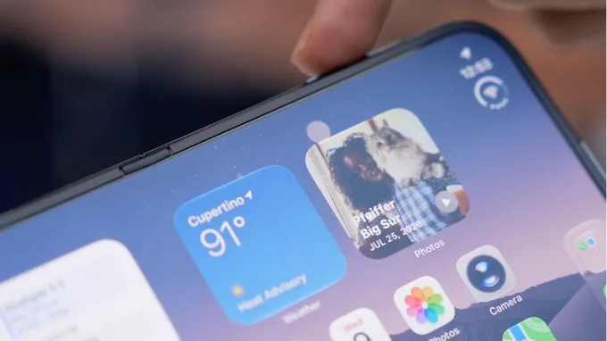iPhone Duo có chứa ống kính FaceTime ẩn dưới màn hình
