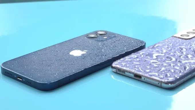 So sánh Galaxy S21 và iPhone 12 về khả năng chống nước