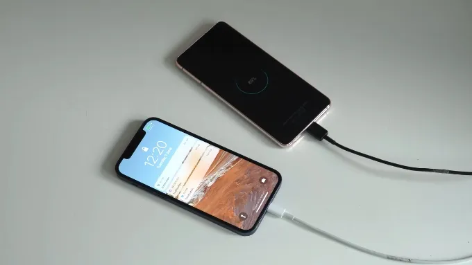So sánh Galaxy S21 và iPhone 12 về pin