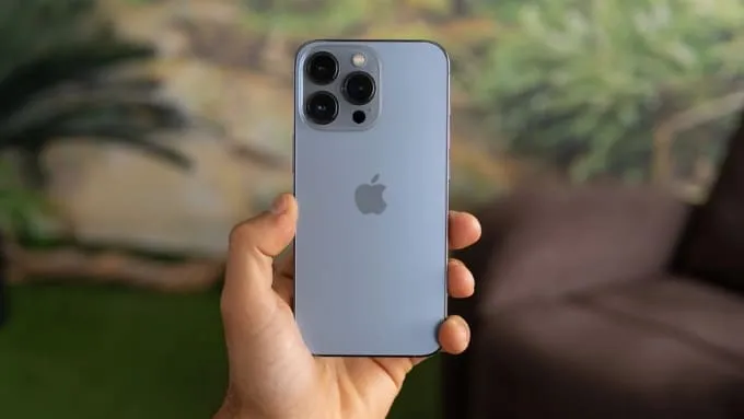 iPhone 13 Pro có kích thước nhỏ gọn hơn với thông số 146.7 x 71.5 x 7.65 mm