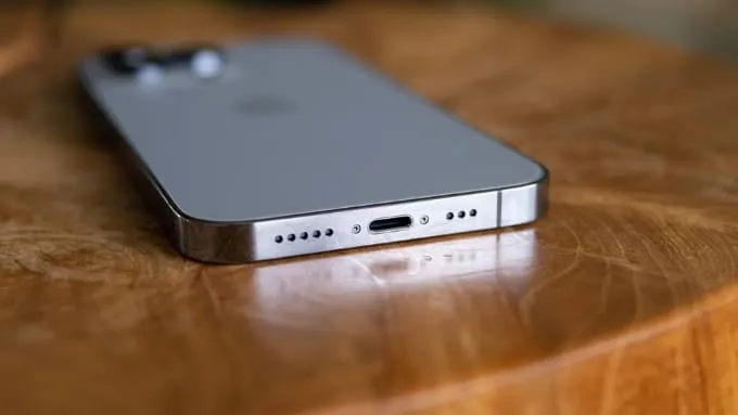 So sánh Samsung S22 Plus và iPhone 13 Pro về pin