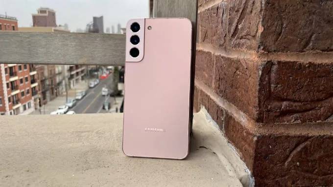 Galaxy S22 Plus sở hữu kích thước 157.4 x 75.8 x 7.6 mm