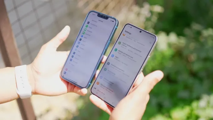 So sánh Galaxy S22 và iPhone 13 về khả năng hiển thị