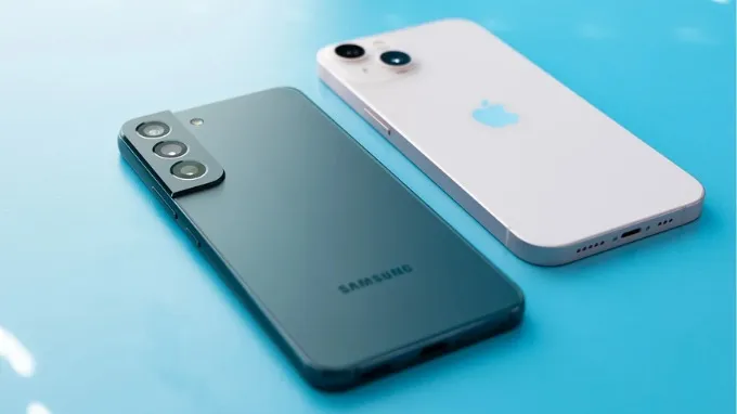 So sánh Galaxy S22 và iPhone 13 về kích thước và độ hoàn thiện