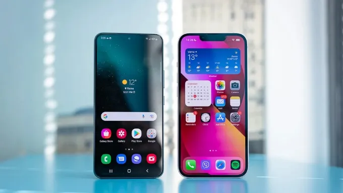 So sánh Galaxy S22 và iPhone 13 về màn hình