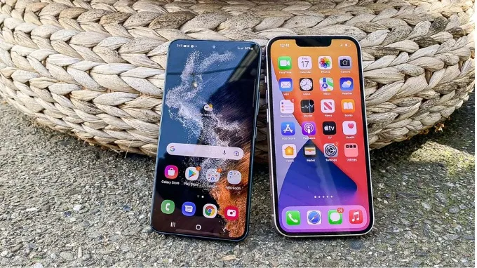 So sánh Galaxy S22 và iPhone 13 về phần mềm