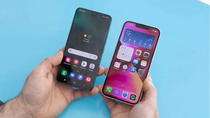 So sánh Galaxy S22 và iPhone 13 về dung lượng pin