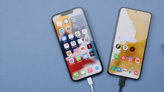 So sánh Galaxy S22 và iPhone 13 về công nghệ sạc