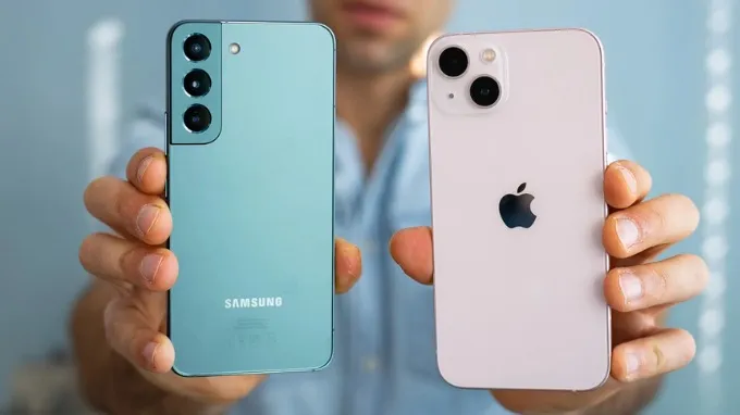 So sánh Galaxy S22 và iPhone 13 về thiết kế