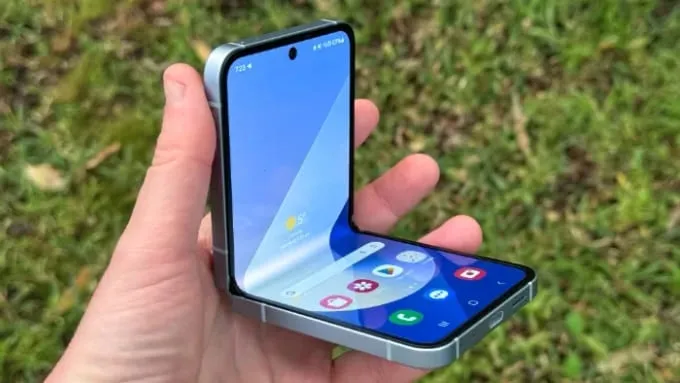 Galaxy Z Flip6 được trang bị hệ thống màn hình kép quen thuộc của dòng Z Flip