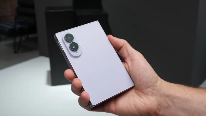 Galaxy Z Fold8 có thân máy ngắn và bè ngang theo phong cách
