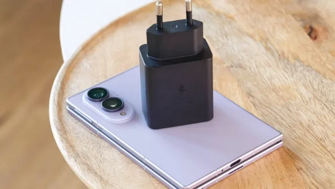 So sánh Galaxy Z Fold8 vs iPhone 17 Pro về pin