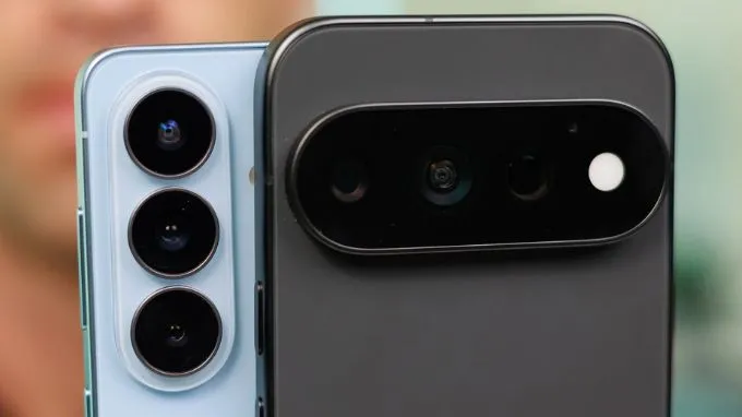 Google Pixel 11 Pro và Samsung Galaxy S26 đều sở hữu hệ thống ba camera ở mặt lưng