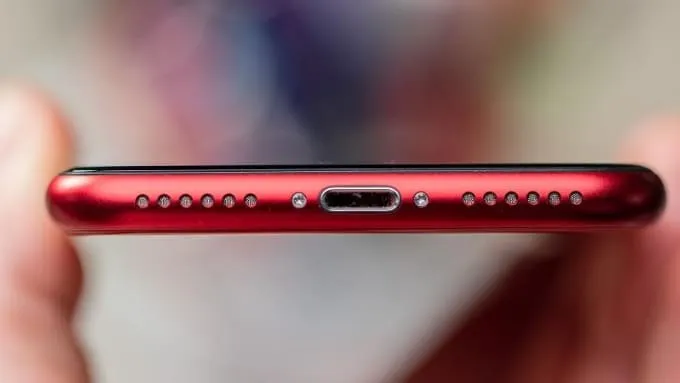Pin là điểm khác biệt khi so sánh Google Pixel 6a và iPhone SE 2022