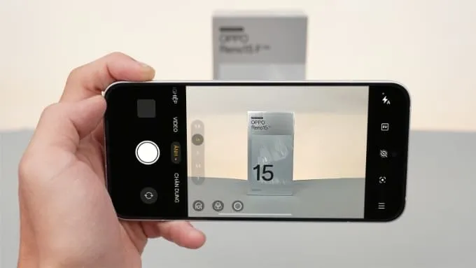 OPPO Reno15 tập trung vào sự đa dụng với hệ thống camera gồm cảm biến chính 50MP