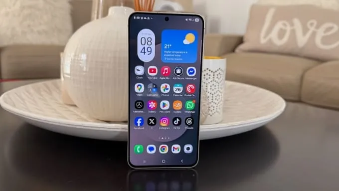 Galaxy S25 FE được trang bị màn hình Dynamic AMOLED 2X