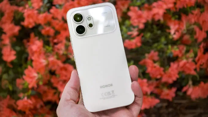 HONOR 600 có kích thước 156.0 x 74.7 x 7.8 mm