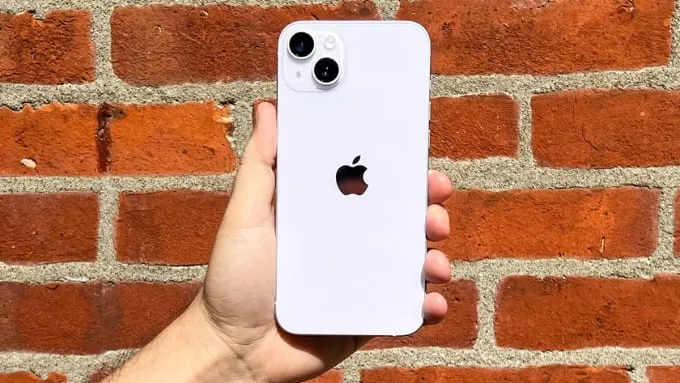 iPhone 14 Plus có kích thước 160.8 × 78.1 × 7.8 mm