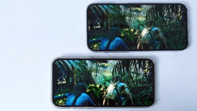 Cả 2 đều hỗ trợ HDR10, Dolby Vision, True Tone và dải màu rộng P3