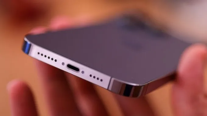 Cả iPhone 14 Pro và iPhone 13 Pro đều hỗ trợ sạc nhanh khoảng 20W